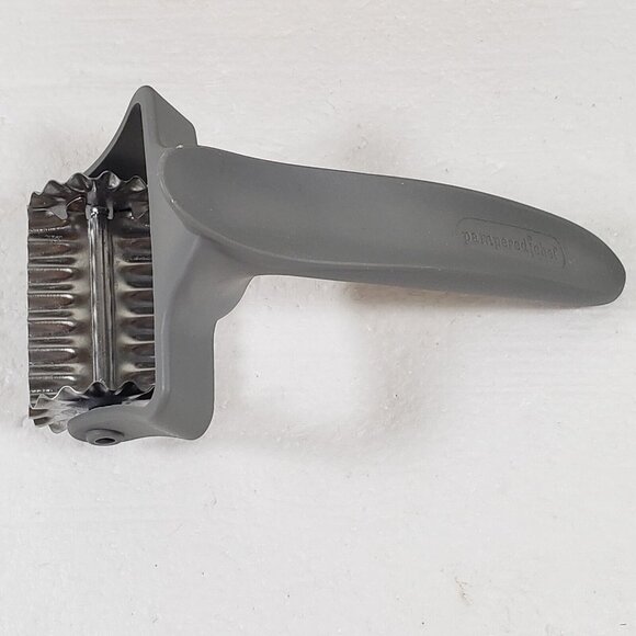 Pampered Chef Rolling Cookie Cutter Easy Grip Clean Kitchen Baking Tool - Picture 6 of 9